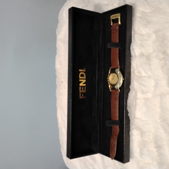 Authentic Ladies FENDI watch with box - Picture 8 of 9